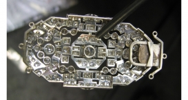X5006 - brož předělaná na zámeček pro třířadý perlový náhrdelník, 18kt bílé zlato, platina, diamanty - foto č. 22