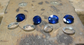 výroba prstenů z 18kt bílého zlata se safíry a diamanty - foto č. 24